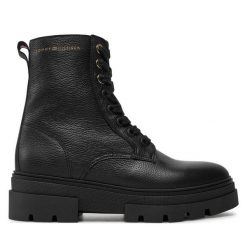 Botki Tommy Hilfiger. Czarne botki Tommy Hilfiger, bez wzorów, bez obcasa, na płaskiej podeszwie, bez zapięcia. Za 399.99 zł.