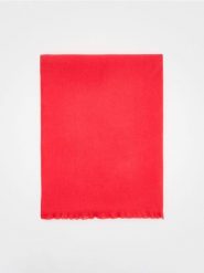 Szalik z dodatkiem wiskozy - czerwony. Czerwone szaliki i kominy Reserved, bez wzorów, z wiskozy. W wyprzedaży za 49.99 zł.