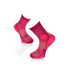 Skarpety kompresyjne do biegania ciemnoróżowe. Czerwone skarpetki TRY TO FLY, bez wzorów. W wyprzedaży za 67.34 zł.