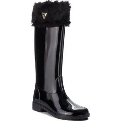 Kalosze GUESS - FLRBE3 RUB11 BLACK. Czarne kalosze Guess, z aplikacjami, z materiału, bez zapięcia. W wyprzedaży za 269.00 zł.