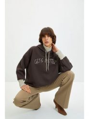 Trendyol Bluza w kolorze brązowym rozmiar: M. Brązowe bluzy Trendyol, m, bez wzorów, bez ramiączek, z kapturem. Za 78.99 zł.