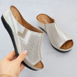 Skórzane klapki damskie na koturnie złote z gumką T.Sokolski L26-157. Żółte klapki T.Sokolski, bez wzorów, ze skóry, bez obcasa, na koturnie, bez zapięcia. Za 199.99 zł.