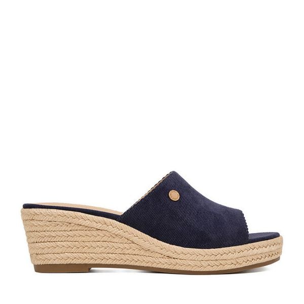 Klapki Beverly Hills Polo Club. Niebieskie espadryle Beverly Hills Polo Club, bez wzorów, bez obcasa, bez zapięcia. Za 224.99 zł.