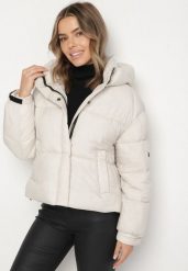 Biała Pikowana Kurtka Puffer z Kapturem i Kieszonką przy Rękawie Galieana. Białe kurtki Born2be, l, bez wzorów, z dzianiny, eleganckie, z kapturem. Za 169.99 zł.