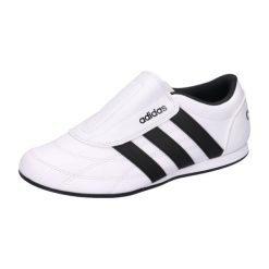 Kobiece trampki adidas Tekwen. Czarne trampki adidas, bez wzorów, z gumy, eleganckie, bez zapięcia. Za 308.50 zł.