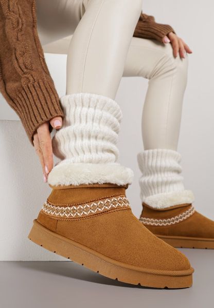 Brązowe Wsuwane Śniegowce z Imitacji Zamszu Zdobione Haftem i Futerkiem Zetesse. Brązowe śniegowce Born2be, z aplikacjami, z jeansu, bez zapięcia. Za 99.99 zł.