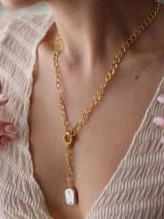 L'Atelier de Gaia Pozłacany naszyjnik z zawieszką - dł. 47 cm rozmiar: onesize. Białe naszyjniki L'Atelier de Gaia, z materiału, z perłą, pozłacane. Za 113.36 zł.