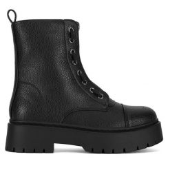 Botki DeeZee. Czarne botki DeeZee, bez wzorów, bez obcasa, na płaskiej podeszwie, bez zapięcia. Za 159.99 zł.