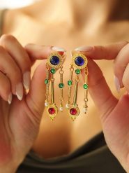 Pierres de Jade Pozłacane kolczyki-wkrętki z cyrkoniami i perłami rozmiar: onesize. Czerwone kolczyki Pierres de Jade, z cyrkonią, pozłacane. Za 142.51 zł.