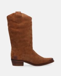 ZAMSZOWE KOWBOJKI Z HAFTEM 7962 MAR COGNAC. Brązowe botki Venezia, bez wzorów, ze skóry, bez obcasa, bez zapięcia. Za 639.00 zł.