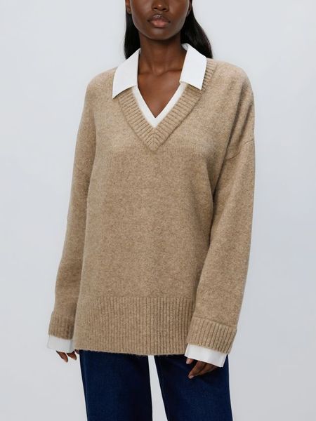 Sweter z koszulowym kołnierzem - beżowy. Brązowe swetry Reserved, l, bez wzorów, z dzianiny, bez ramiączek. W wyprzedaży za 89.99 zł.