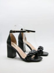 Bellucci Sandały w kolorze czarnym na obcasie rozmiar: 37. Czarne sandały Bellucci, bez wzorów, z otwartym noskiem, bez obcasa, na koturnie, bez zapięcia. Za 86.99 zł.