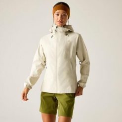 Damska wodoodporna kurtka Torrek Breathe Easy. Białe kurtki Dare 2b, bez wzorów, sportowe, bez kaptura. W wyprzedaży za 499.99 zł.