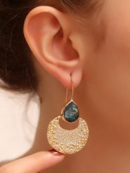 L'Atelier de Gaia Pozłacane kolczyki z labradorytem rozmiar: onesize. Zielone kolczyki L'Atelier de Gaia, z labradorytem, pozłacane. Za 117.45 zł.