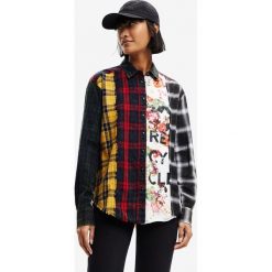 Desigual koszula bawełniana damska relaxed z kołnierzykiem klasycznym. Koszule Desigual, l, bez wzorów, z bawełny, klasyczne, bez kołnierzyka, bez ramiączek. W wyprzedaży za 299.99 zł.