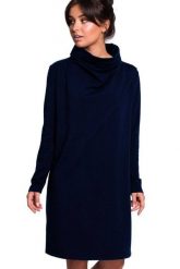 Sukienka dresowa oversize trapezowa z wysokim kołnierzem granatowa. Sukienki Sukienki.shop, na co dzień, l, bez wzorów, z bawełny, bez kołnierzyka, bez ramiączek, oversize. Za 299.00 zł.