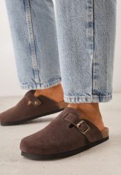 Brązowe Zamszowe Klapki w Stylu Chodaków Ozdobione Klamrą Irinania. Brązowe klapki Born2be, bez wzorów, z materiału, bez obcasa, na płaskiej podeszwie, bez zapięcia. Za 159.99 zł.