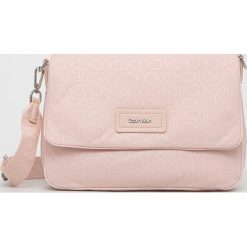 Calvin Klein torebka kolor różowy. Czerwone listonoszki Calvin Klein, bez wzorów, bez dodatków. W wyprzedaży za 364.99 zł.