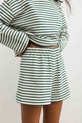 Szorty z bawełny strukturalnej w zielono beżowe paski - PENNY. Brązowe szorty Marsala, bez wzorów, z bawełny, klasyczne. W wyprzedaży za 49.98 zł.