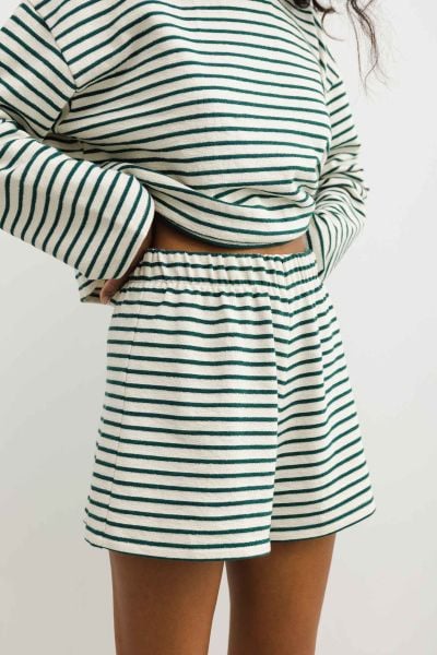 Szorty z bawełny strukturalnej w zielono beżowe paski - PENNY. Brązowe szorty Marsala, bez wzorów, z bawełny, klasyczne. W wyprzedaży za 49.98 zł.