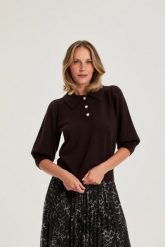 Sweter z krótkimi rękawami brązowy. Brązowe swetry MOODO, l, bez wzorów, z poliamidu, bez ramiączek. Za 109.99 zł.