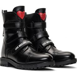 Botki damskie Love Moschino (JA21244G0DIA0000). Czarne botki Love Moschino, bez wzorów, bez obcasa, bez zapięcia. Za 774.99 zł.
