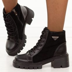 Czarne skórzane botki damskie Filippo Dbt6495/25. Czarne botki Filippo, bez wzorów, z dzianiny, eleganckie, z okrągłym noskiem, bez obcasa, bez zapięcia. Za 299.00 zł.