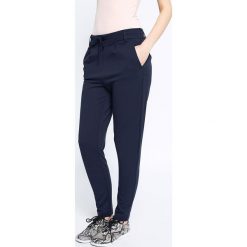 Only spodnie damskie kolor granatowy proste high waist. Niebieskie spodnie materiałowe ONLY, bez wzorów, z dzianiny, z podwyższonym stanem. W wyprzedaży za 124.99 zł.