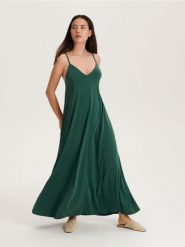 Klapki typu mule - beżowy. Brązowe klapki Reserved, bez wzorów, bez obcasa, bez zapięcia. W wyprzedaży za 59.99 zł.