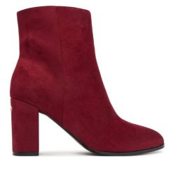 Botki Guess. Czerwone botki Guess, z aplikacjami, bez obcasa, na słupku, bez zapięcia. Za 544.99 zł.