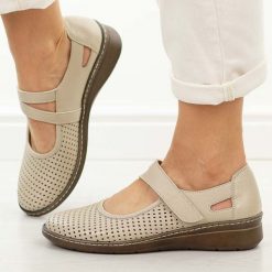 Beżowe ażurowe skórzane Polskie półbuty damskie Deoni D125A. Brązowe półbuty wsuwane Deoni, na lato, w ażurowe wzory, z jeansu, biznesowe, bez obcasa, na płaskiej podeszwie. Za 419.00 zł.