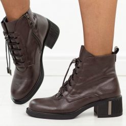Brązowe skórzane botki damskie na obcasie Vinceza 89161. Brązowe botki VINCEZA, bez wzorów, z dzianiny, eleganckie, z okrągłym noskiem, bez obcasa, na obcasie, bez zapięcia. Za 319.00 zł.