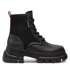 Trapery Tommy Jeans. Czarne traperki Tommy Jeans, bez wzorów, z jeansu, bez obcasa, bez zapięcia. Za 749.99 zł.