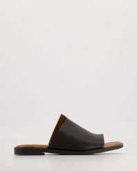 KLAPKI DAMSKIE 3343052 BLACK. Czarne klapki Venezia, bez wzorów, ze skóry, bez obcasa, bez zapięcia. Za 199.00 zł.