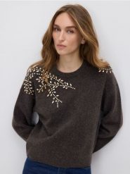 Sweter z ozdobnymi aplikacjami - ciemnobrązowy. Brązowe swetry Reserved, l, z aplikacjami, z dzianiny, bez ramiączek. Za 149.99 zł.