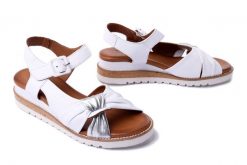 ARTIKER RELAKS 52C0845 biało-srebrny, sandały damskie. Białe sandały Artiker Relaks, bez wzorów, ze skóry, bez obcasa, na koturnie, bez zapięcia. Za 199.90 zł.