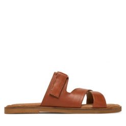 Klapki Marco Tozzi. Brązowe klapki Marco Tozzi, bez wzorów, bez obcasa, bez zapięcia. Za 149.99 zł.