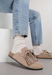 Ciemnobeżowe Klapki Mule z Imitacji Zamszu Zdobione Koralikami i Frędzlami Elwedena. Brązowe klapki Born2be, z aplikacjami, z jeansu, boho, bez obcasa, na płaskiej podeszwie, bez zapięcia. Za 89.99 zł.