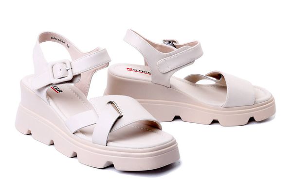 ARTIKER RELAKS 54C1624 beżowy, sandały damskie. Brązowe sandały Artiker Relaks, bez wzorów, z gumy, bez obcasa, na koturnie, bez zapięcia. Za 249.90 zł.