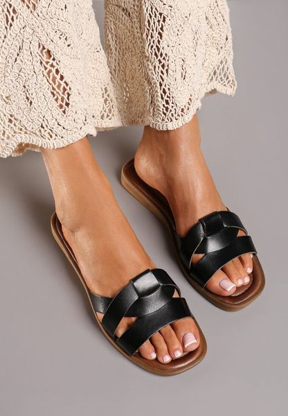 Czarne Klasyczne Skórzane Klapki na Płaskiej Podeszwie Dimittra. Czarne klapki Born2be, bez wzorów, boho, bez obcasa, na płaskiej podeszwie, bez zapięcia. Za 119.99 zł.