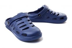 AXIM 7K3807 granat, klapki/croksy damskie. Klapki Axim, w ażurowe wzory, bez obcasa, bez zapięcia. Za 34.99 zł.
