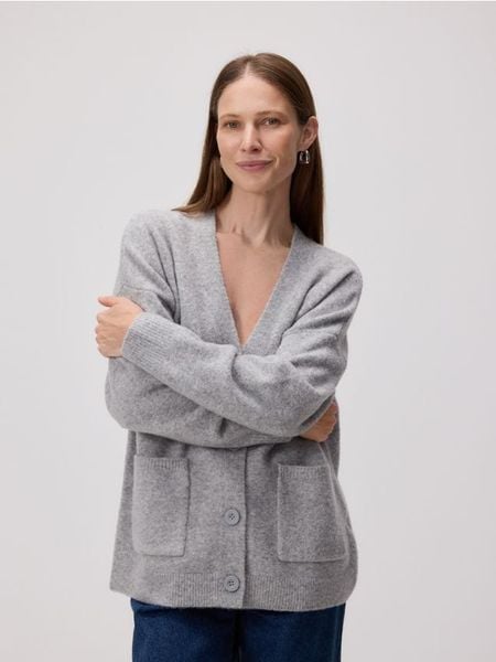 Rozpinany kardigan - jasnoszary. Szare swetry Reserved, l, bez wzorów, z dzianiny, bez ramiączek. W wyprzedaży za 89.99 zł.