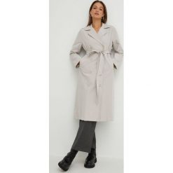 Answear Lab trencz damski kolor szary przejściowy. Szare płaszcze Answear Lab, l, bez wzorów, z tkaniny, bez kaptura. Za 389.99 zł.