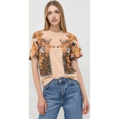 Guess t-shirt bawełniany kolor beżowy. Brązowe t-shirty Guess, z aplikacjami, z bawełny, bez kołnierzyka, bez ramiączek. W wyprzedaży za 209.99 zł.