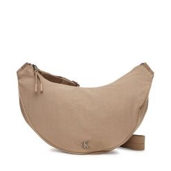 Torebka Calvin Klein Jeans. Brązowe listonoszki Calvin Klein Jeans, bez wzorów, z jeansu, bez dodatków. Za 179.99 zł.