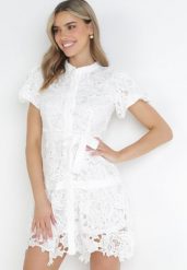 Biała Koszulowa Sukienka Mini z Koronkowej Tkaniny i Materiałowym Paskiem Sumelli. Białe sukienki Born2be, l, bez wzorów, z koronki, bez kołnierzyka, bez ramiączek, mini, koszulowe. W wyprzedaży za 195.49 zł.