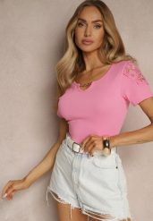 Fuksjowy T-shirt z Bawełny Ozdobiony Koronką i Łańcuszkiem Liravee. Czerwone t-shirty Renee, l, bez wzorów, z bawełny, bez kołnierzyka, bez ramiączek. W wyprzedaży za 35.99 zł.