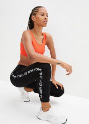 Spodnie dresowe ze ściągaczami i napisem z boku nogawek. Czerwone spodnie dresowe bonprix, bez wzorów, z dresówki. Za 122.99 zł.