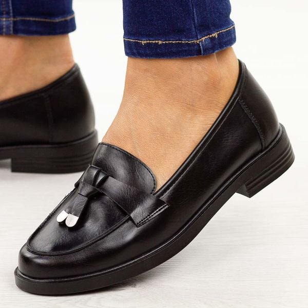 Czarne pu mokasyny damskie Potocki 12369. Czarne mokasyny POTOCKI, z aplikacjami, ze skóry, z okrągłym noskiem. Za 169.00 zł.