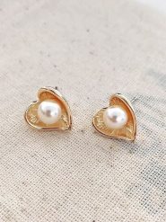 Atelier MIU Pozłacane kolczyki-wkrętki rozmiar: onesize. Żółte kolczyki atelier MIU, z perłą, pozłacane. Za 69.58 zł.